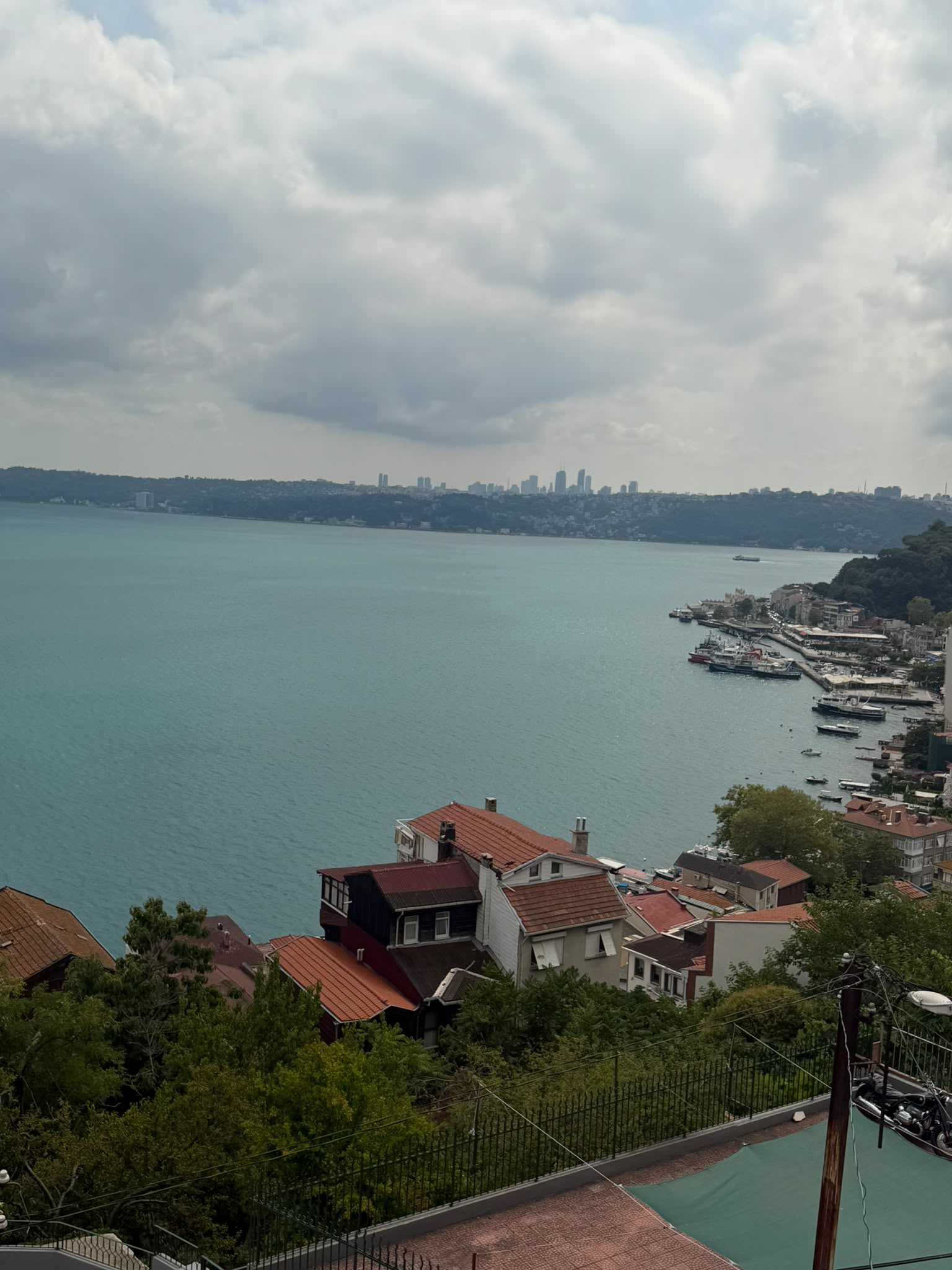 SARIYER YENİMAHALLE'DE SATILIK  BOĞAZ MANZARALI 3 KATLI BİNA
