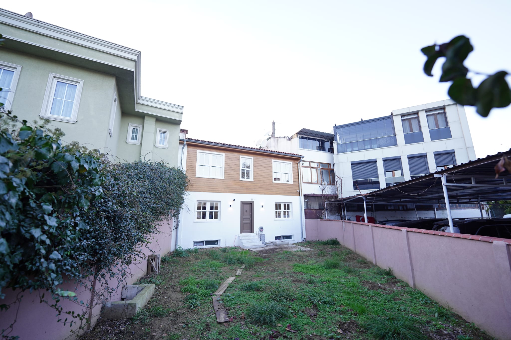 EYÜP'TE MERKEZİ LOKASYONDA TİCARİ KİRALIK BAHÇELİ TARİHİ BİNA  - 16