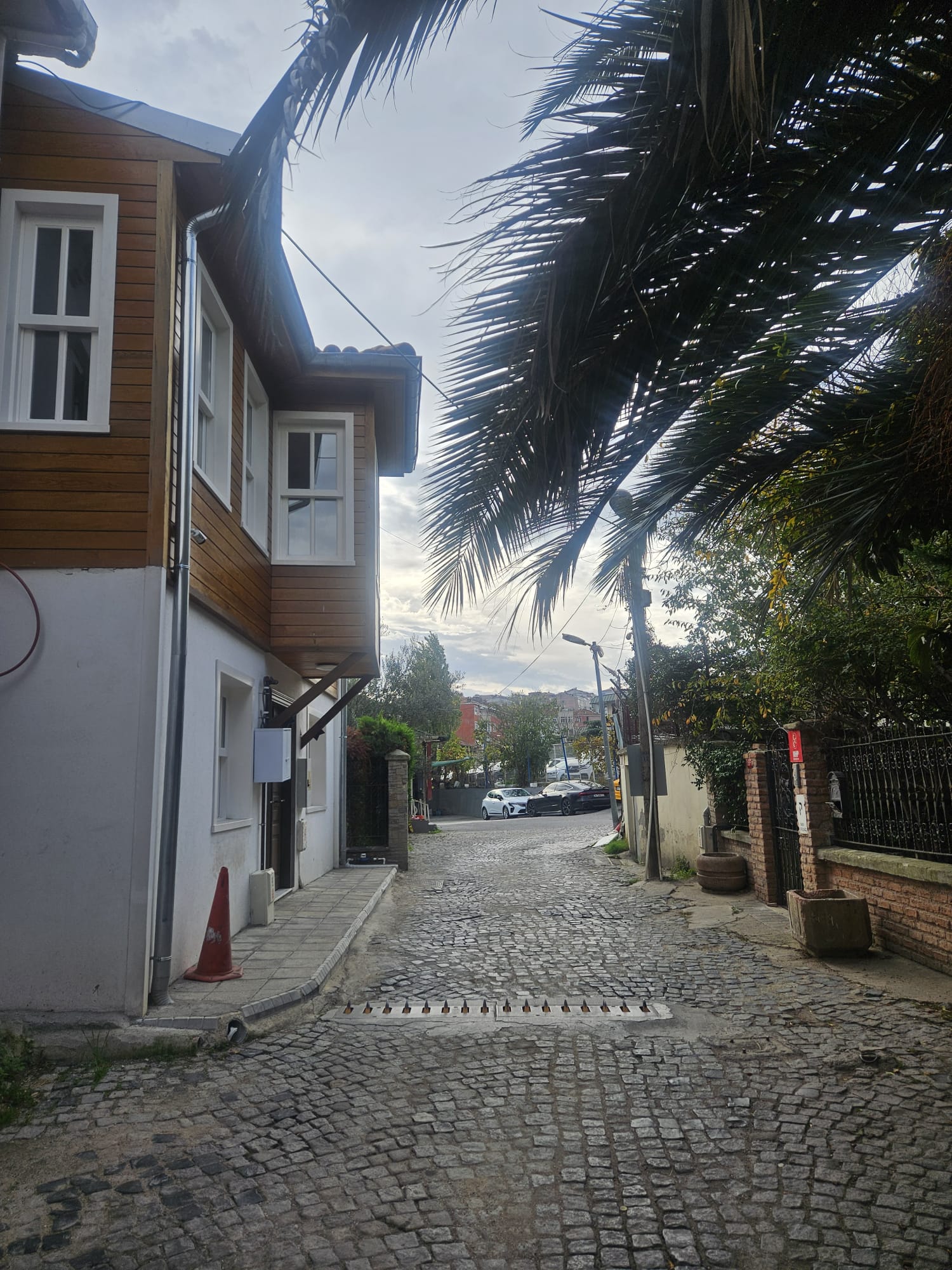 EYÜP'TE MERKEZİ LOKASYONDA TİCARİ KİRALIK BAHÇELİ TARİHİ BİNA 