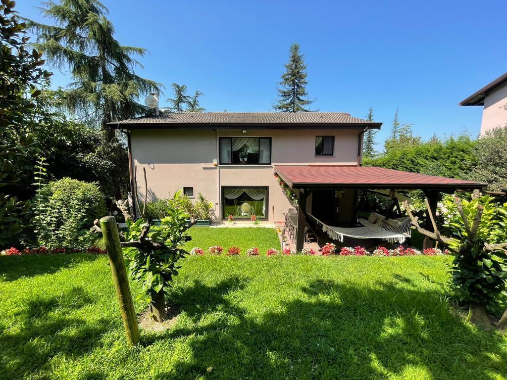 SAPANCA'DA 1200M2 BAHÇE İÇİNDE ÇOK ÖZEL BİR VİLLA