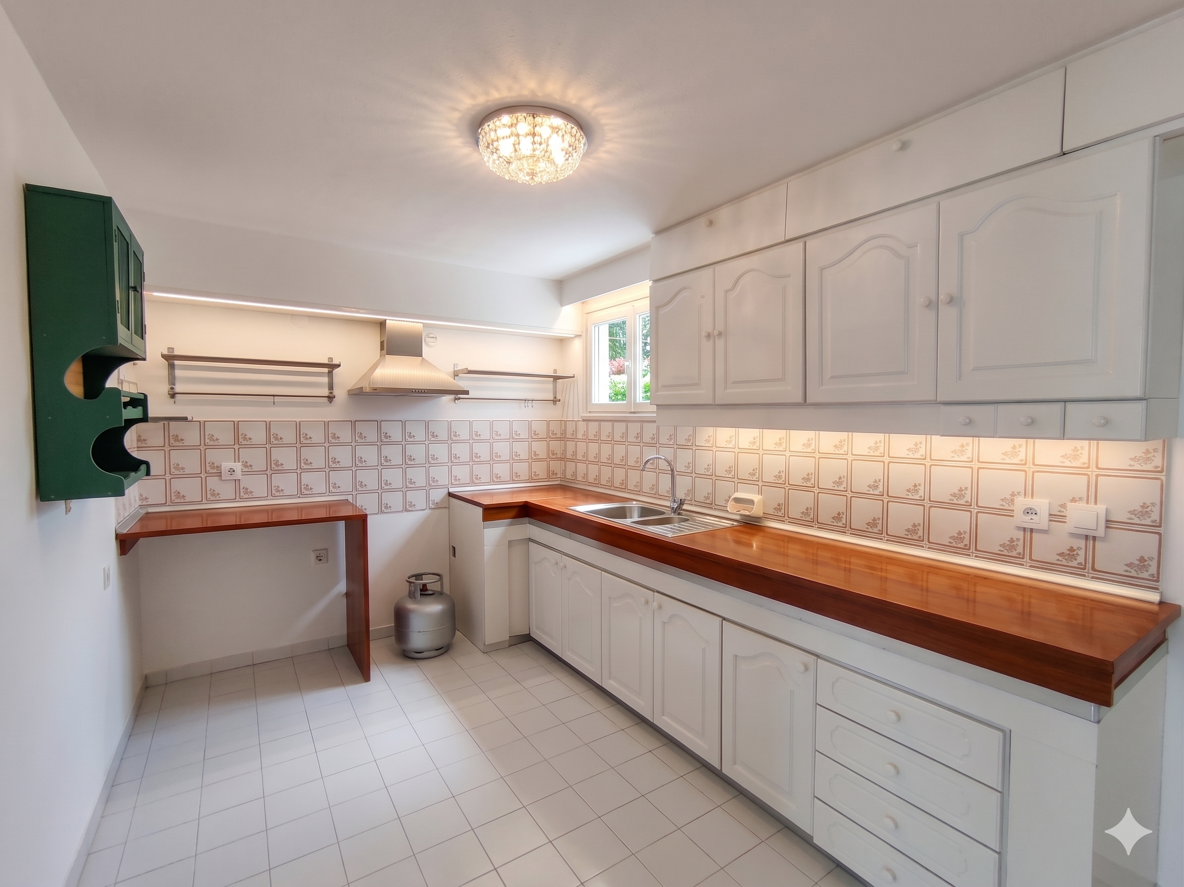 BEBEK'TE CADDEYE ADIM MESAFEDE  TEK TAPU 2 BAĞIMSIZ DAİRE