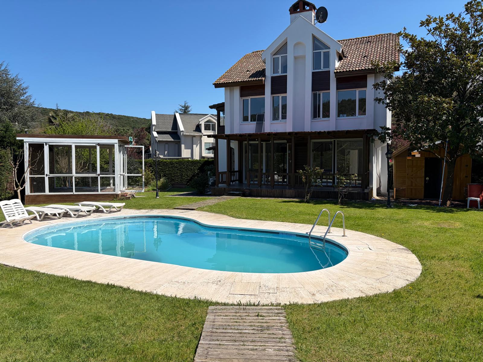 DEMİRCİKÖY SİNEMKÖY SİTESİNDE HAVUZLU 5+1 VİLLA