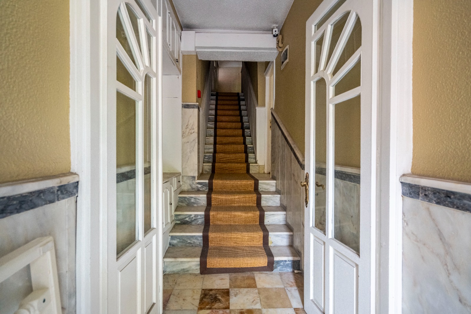 ÇENGELKÖY'DE TİCARİ KİRALIK KÖŞK - 2