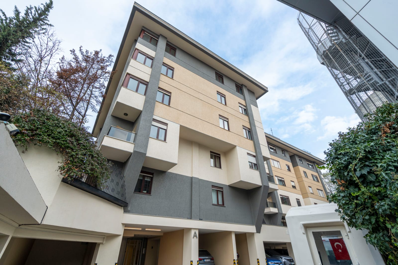 ETİLER PİRAMİT SİTESİ'NDE SATILIK YENİLENMİŞ ÇATI DUBLEKS