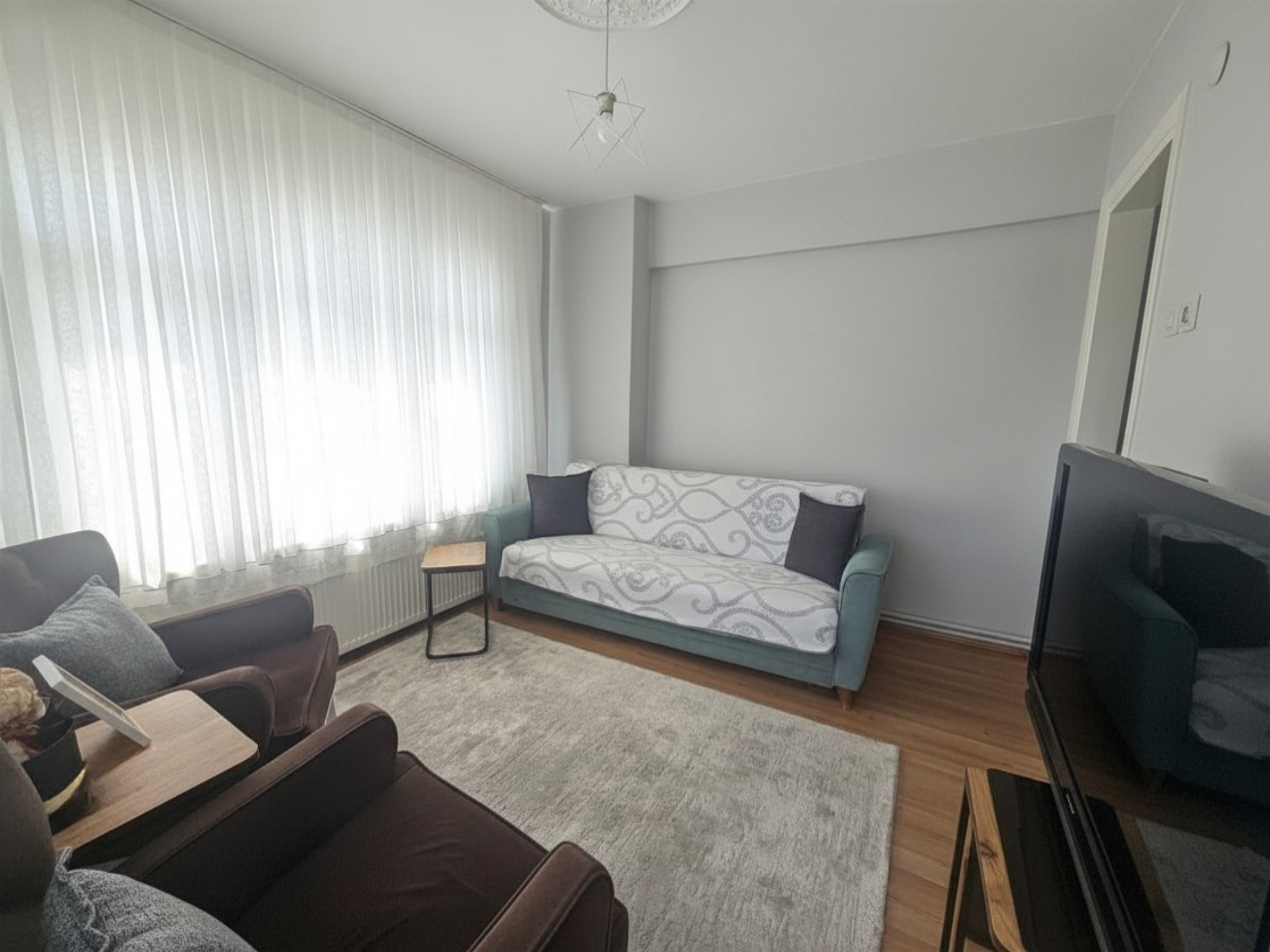 YENİKÖY'DE, SAHİLE YÜRÜME MESAFESİNDE KİRALIK 2+1 ARA KAT DAİRE