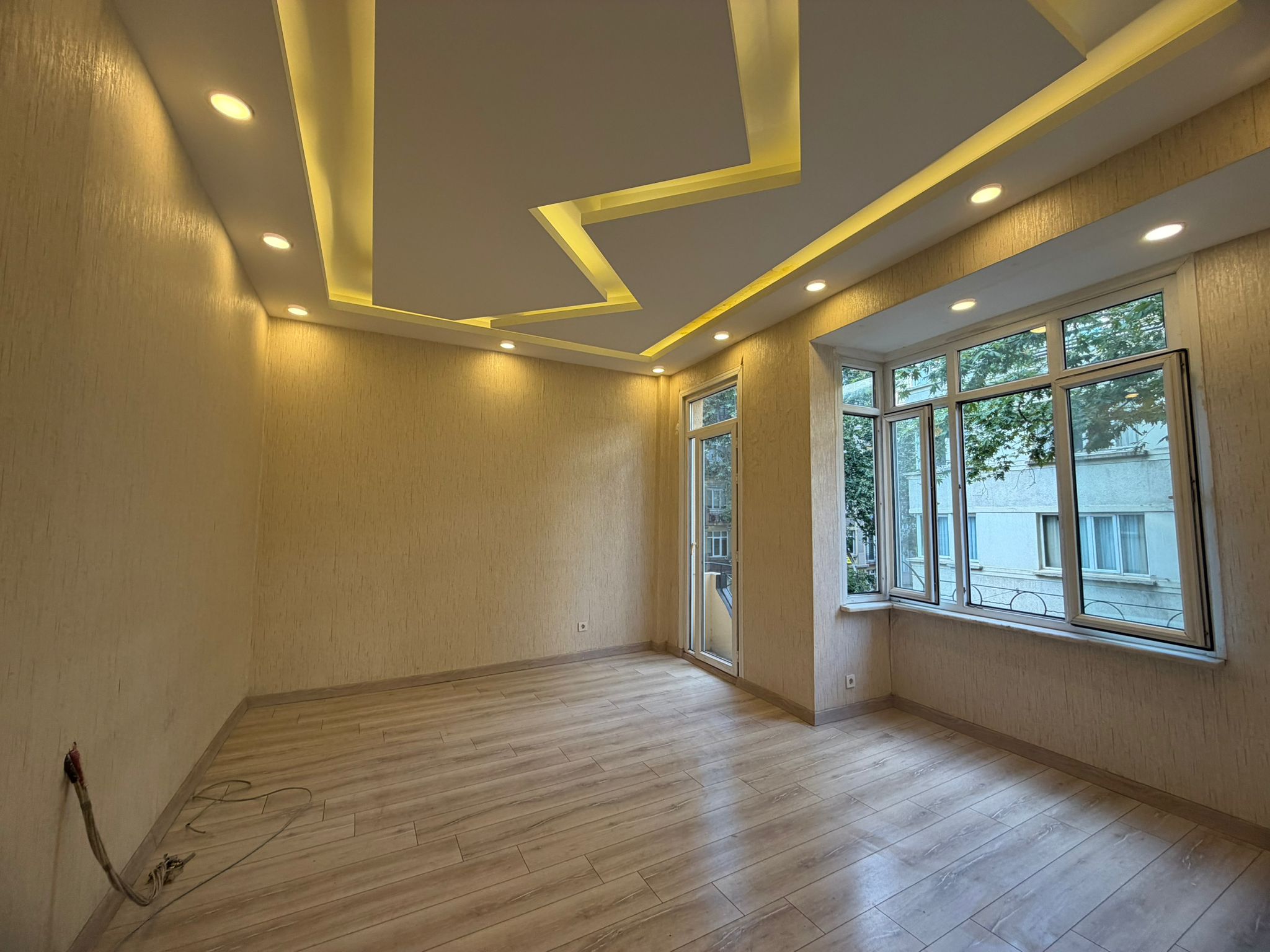 TAKSİM METROYA 3DK MESAFEDE  KİRALIK OFİS